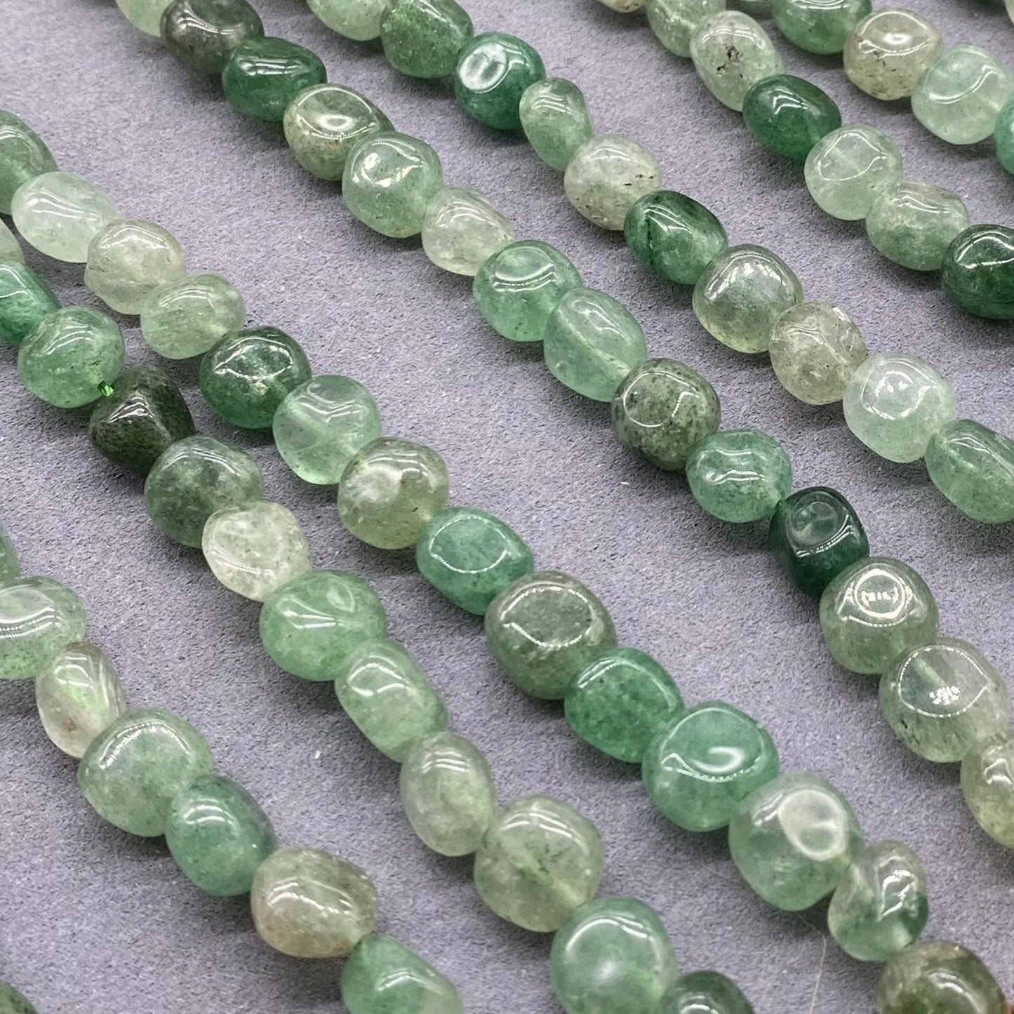 Natürliche grüne Strawberry-Quarz Perlen Strang–Unregelmäßige Nugget Edelsteinperlen für Schmuckherstellung, DIY Armband Halskette