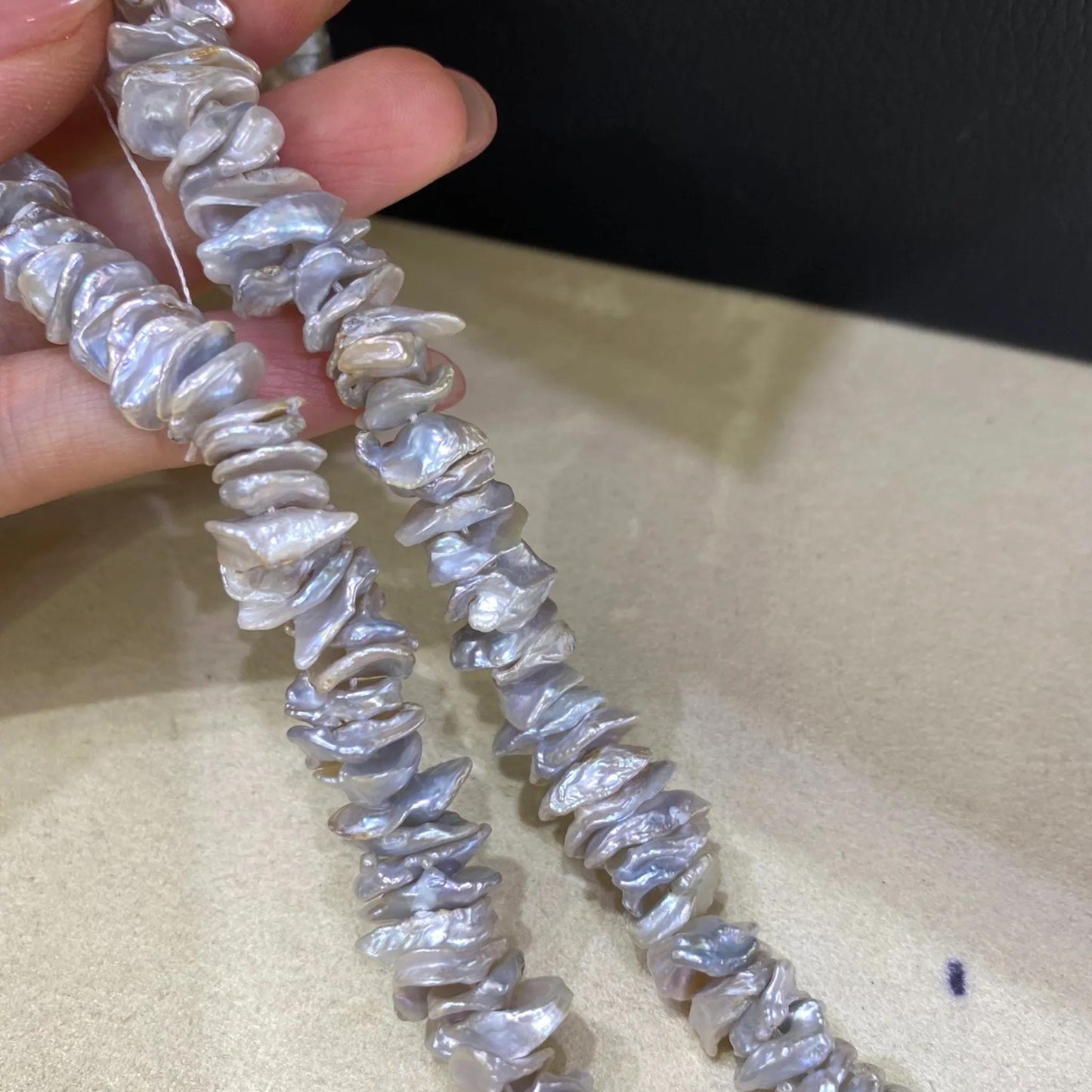 Natürliche Barockperlen Silberblau auf Strang, Unregelmäßige Keshi Süßwasserperlen gebohrt für DIY Schmuck, Petal Pearls 40cm