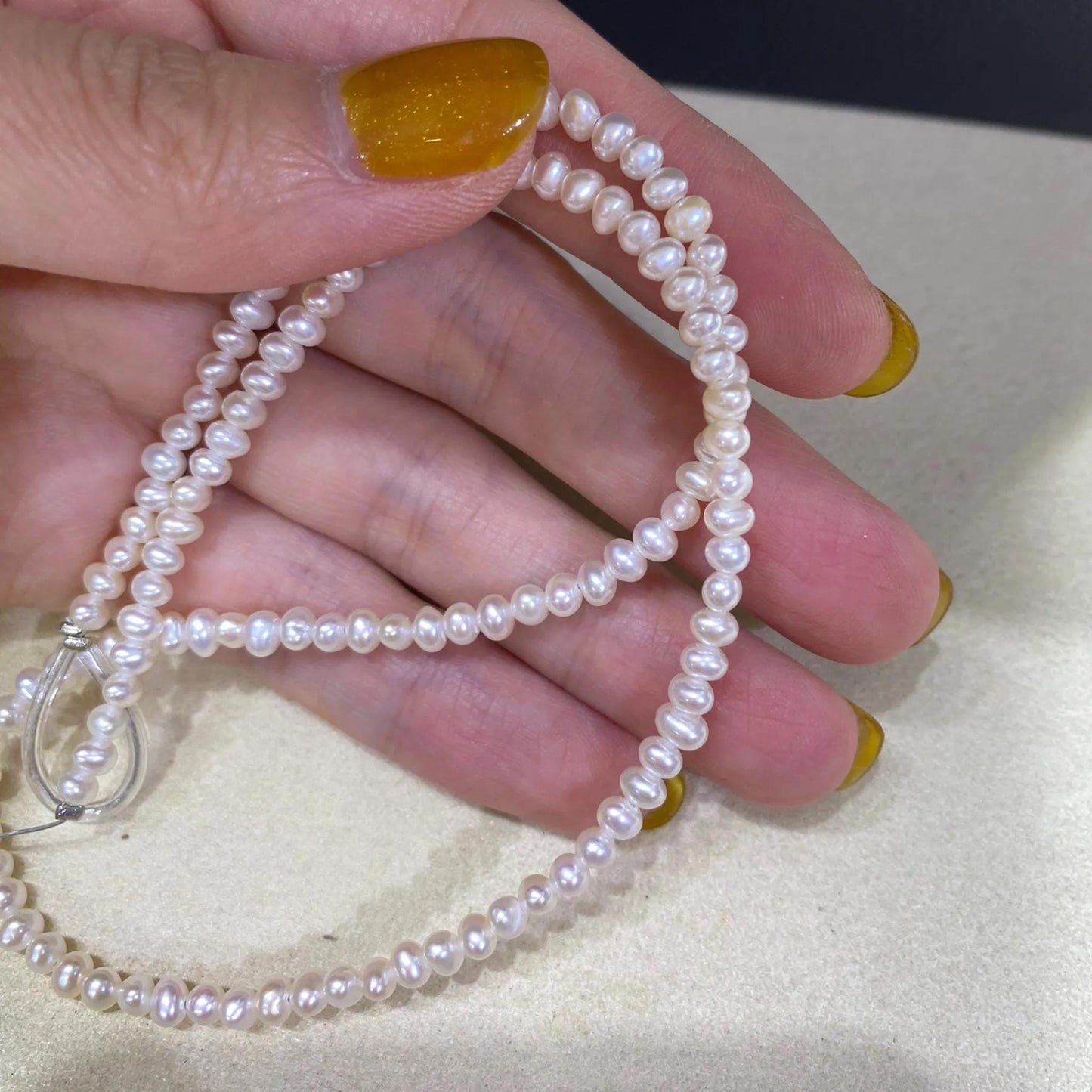 Weiße ovale Süßwasserperlen für DIY Schmuck, natürliche Reisperlen mit Glanz für Armbänder Ketten Ohrringe Bastelbedarf Perlenstrang