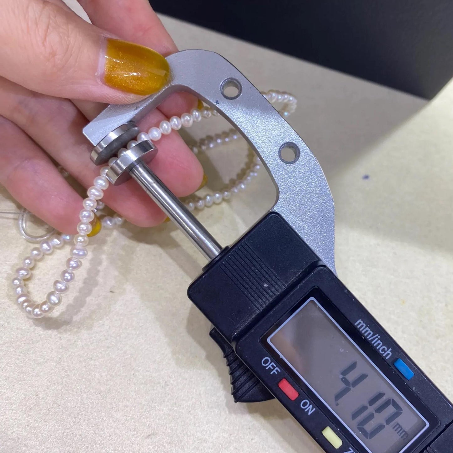 Weiße ovale Süßwasserperlen für DIY Schmuck, natürliche Reisperlen mit Glanz für Armbänder Ketten Ohrringe Bastelbedarf Perlenstrang