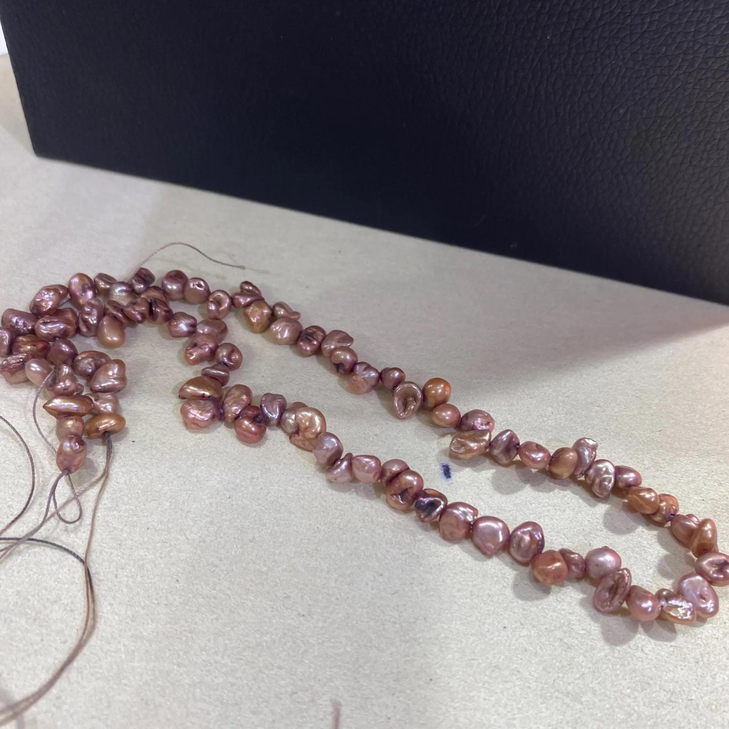 Gefärbte Barock Süßwasserperlen in Blütenform für DIY Schmuck, Unregelmäßige Nugget Perlen in Violettbronze für Armband oder Kette