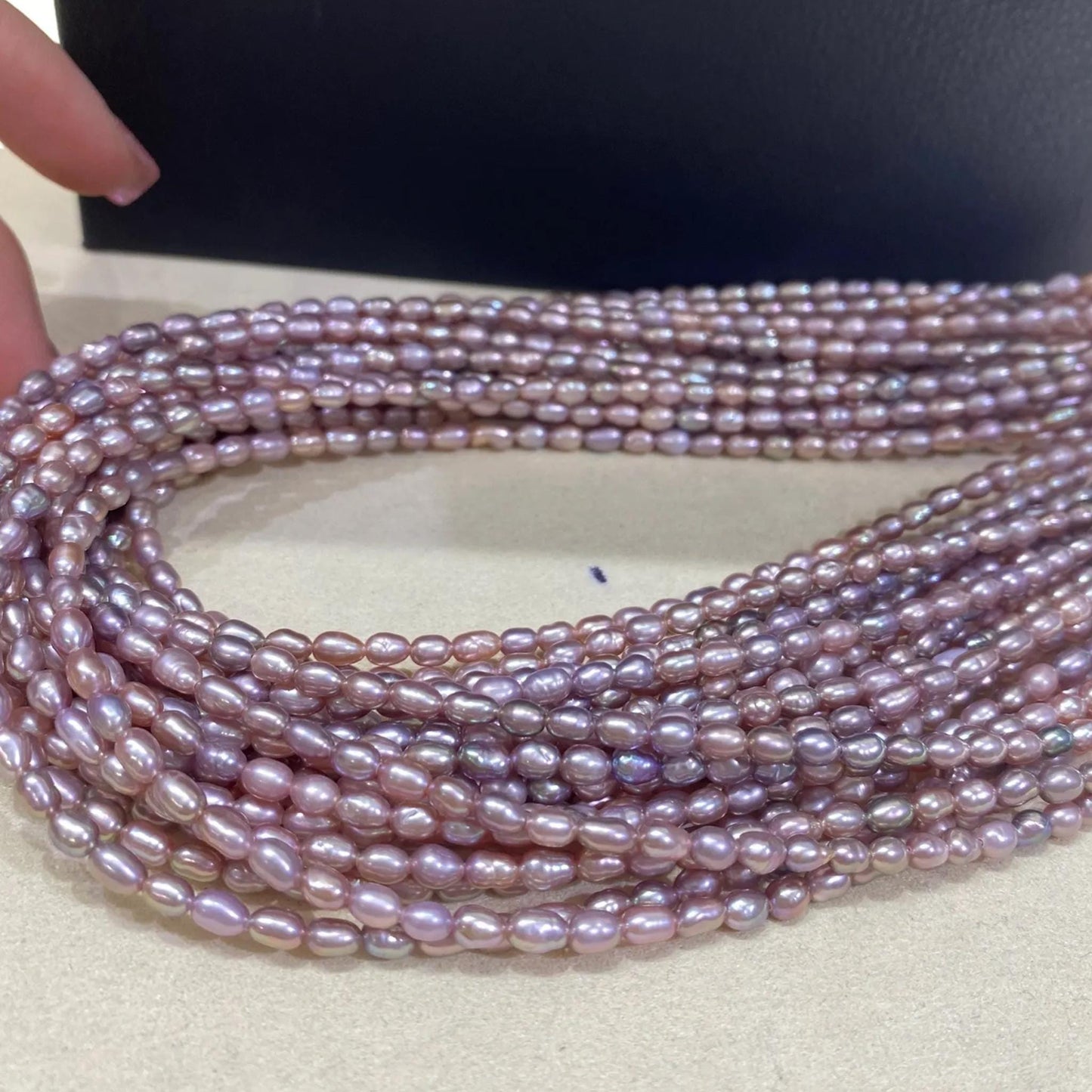 Natürliche Süßwasserperlen in Lavendelfarbe für DIY Schmuck, Kleine Reisform Perlen Strang, Oval Beads für Armbänder und Halsketten