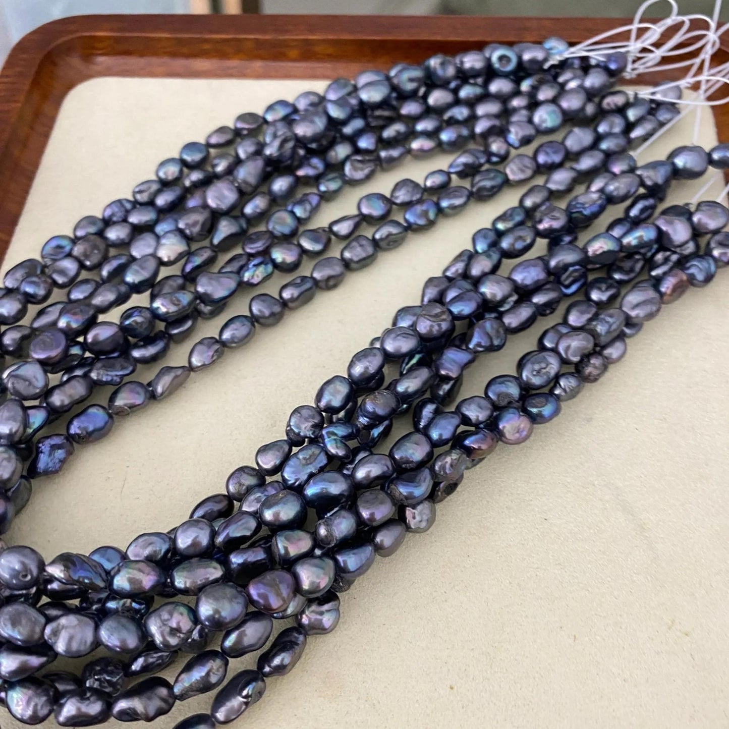 Unregelmäßige barocke Süßwasserperlen in irisierendem Blau, handgefärbte DIY Perlen für Schmuckherstellung und kreative Boho Designs