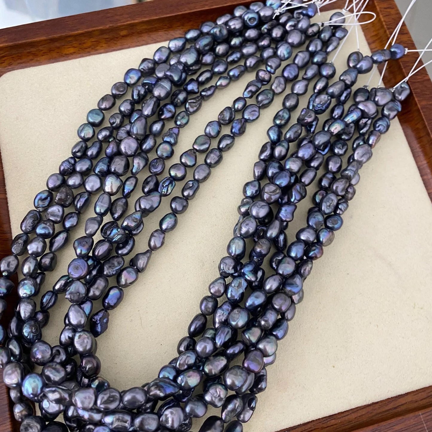 Unregelmäßige barocke Süßwasserperlen in irisierendem Blau, handgefärbte DIY Perlen für Schmuckherstellung und kreative Boho Designs