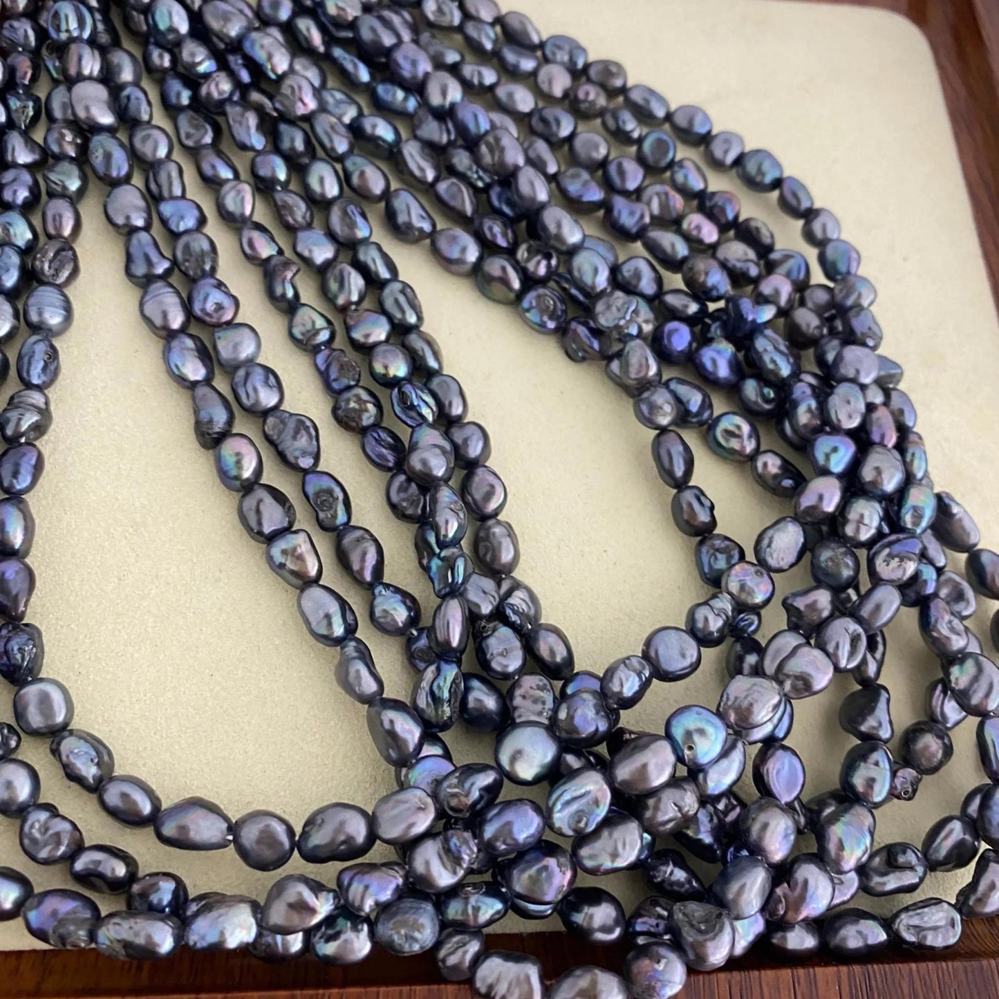 Unregelmäßige barocke Süßwasserperlen in irisierendem Blau, handgefärbte DIY Perlen für Schmuckherstellung und kreative Boho Designs