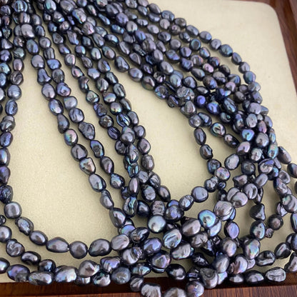Unregelmäßige barocke Süßwasserperlen in irisierendem Blau, handgefärbte DIY Perlen für Schmuckherstellung und kreative Boho Designs