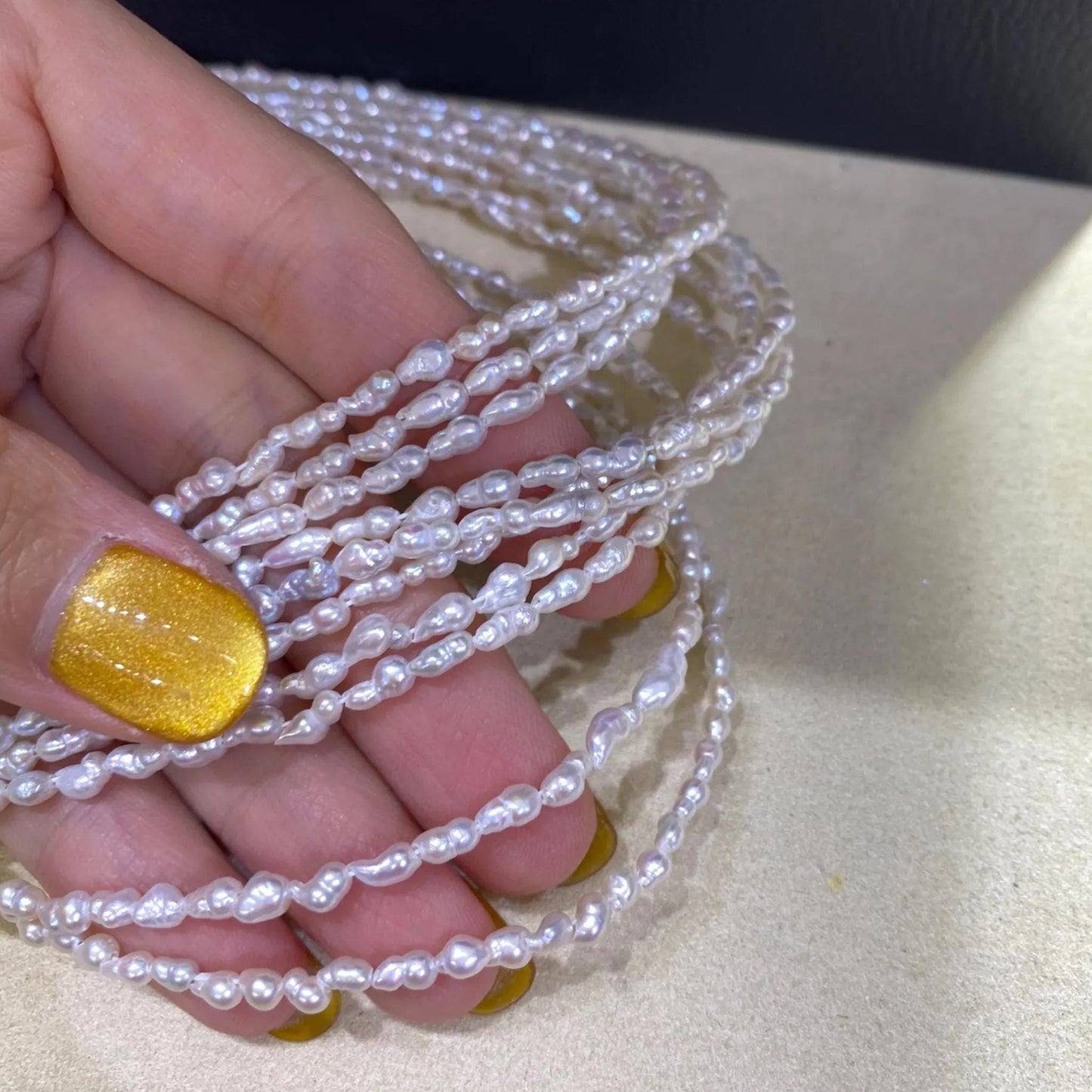 Natürliche weiße Barockperlen aus Süßwasser, unregelmäßige Mini-Perlen für DIY-Schmuck, Boho-Hochzeitsdesigns und romantische Handarbeiten