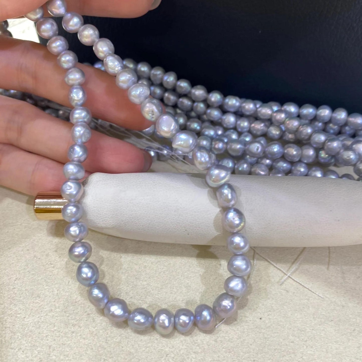 Elektroplattierte graue Süßwasserperlen Barock Stil für DIY Schmuck, unregelmäßige Nuggets für Armband Kette Bastelbedarf 38cm Strang