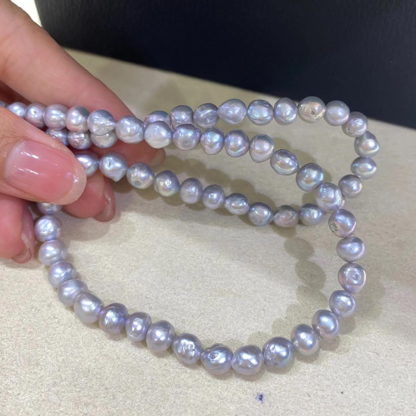 Elektroplattierte graue Süßwasserperlen Barock Stil für DIY Schmuck, unregelmäßige Nuggets für Armband Kette Bastelbedarf 38cm Strang