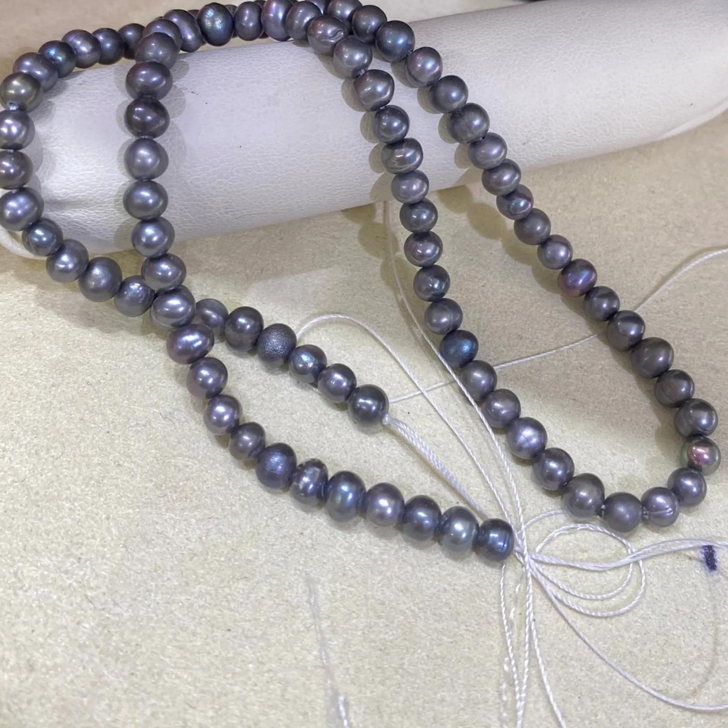 Gefärbte graue Süßwasserperlen für Schmuckherstellung, halbrunde Perlen auf 38cm Strang, ideal für Armbänder und Halsketten DIY