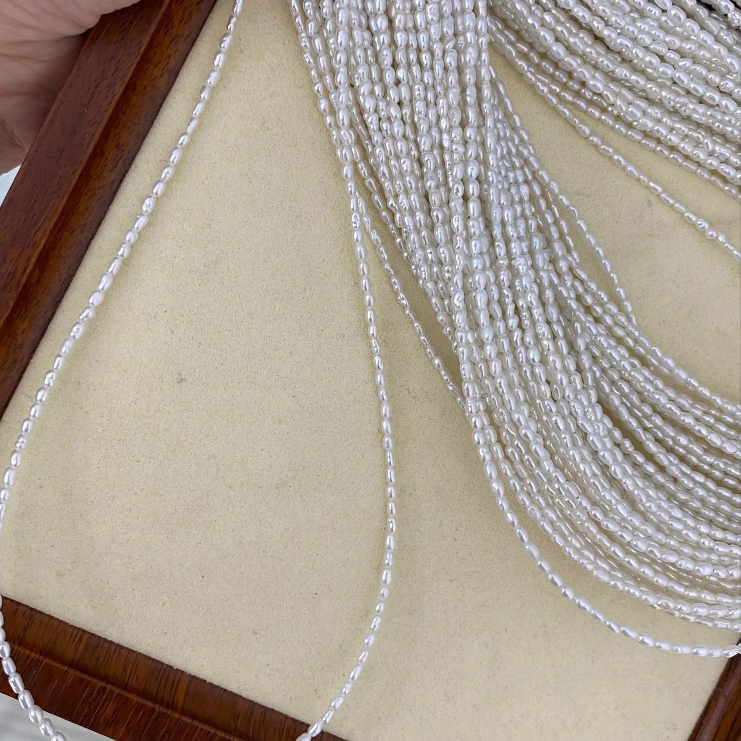 Feine natürliche Reisperlen aus Süßwasser, weiße Mini-Perlen auf 38cm Strang, kleine ovale Perlen für Schmuckherstellung DIY