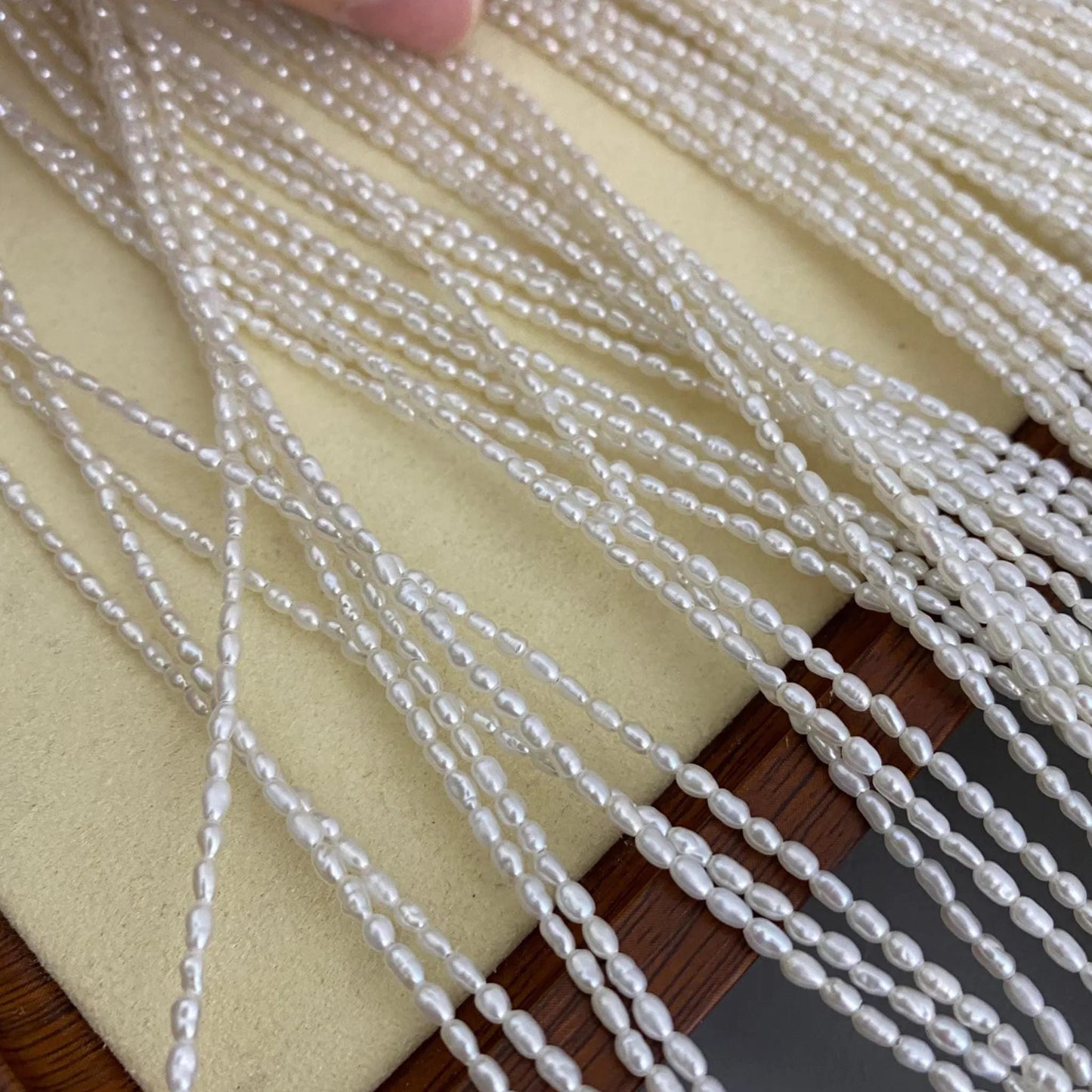 Feine natürliche Reisperlen aus Süßwasser, weiße Mini-Perlen auf 38cm Strang, kleine ovale Perlen für Schmuckherstellung DIY