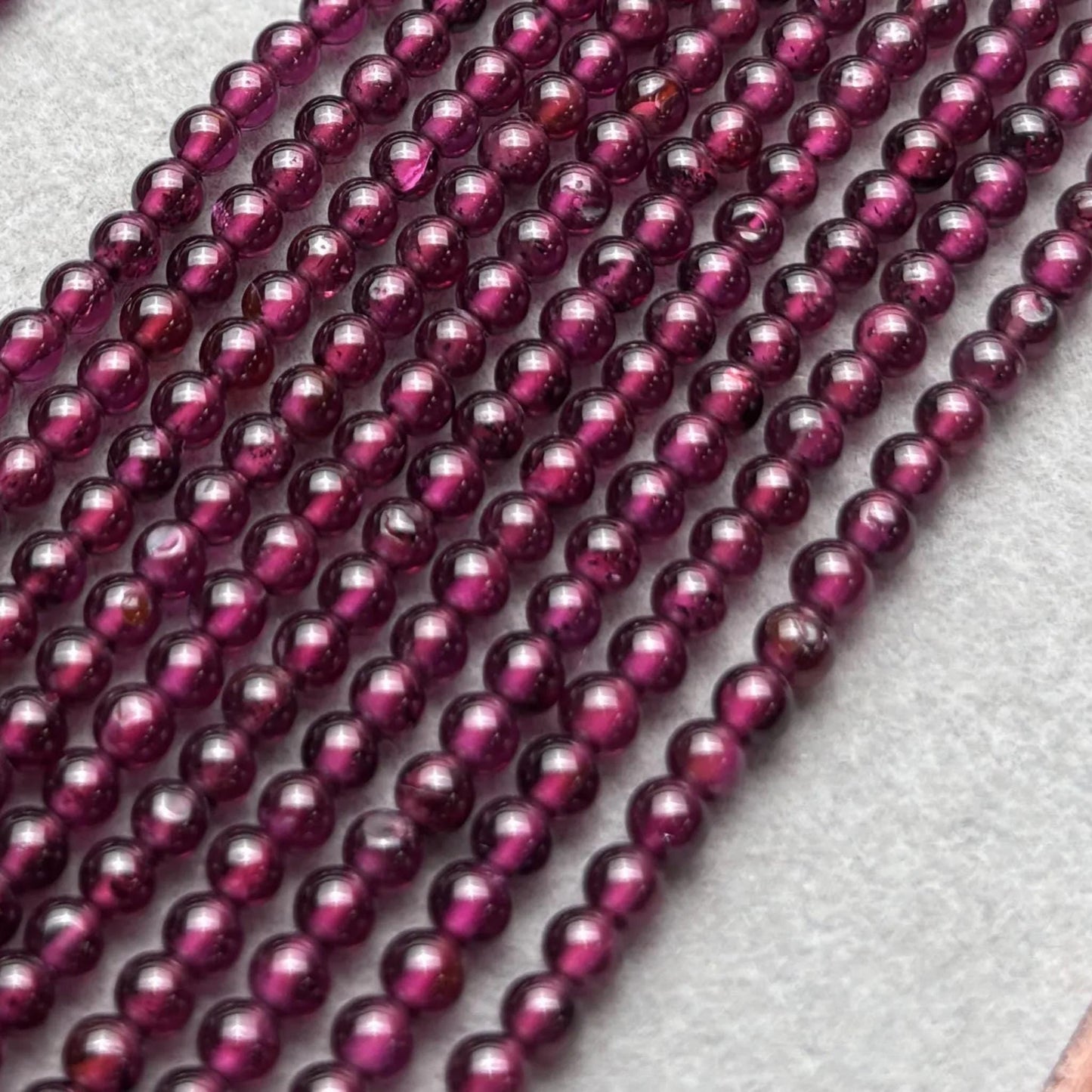 Natürliche Rhodolith Granat Perlen rund glatt Mikroperlen Edelsteinstrang für DIY Armbänder Halsketten Schmuckdesign 2mm 38cm