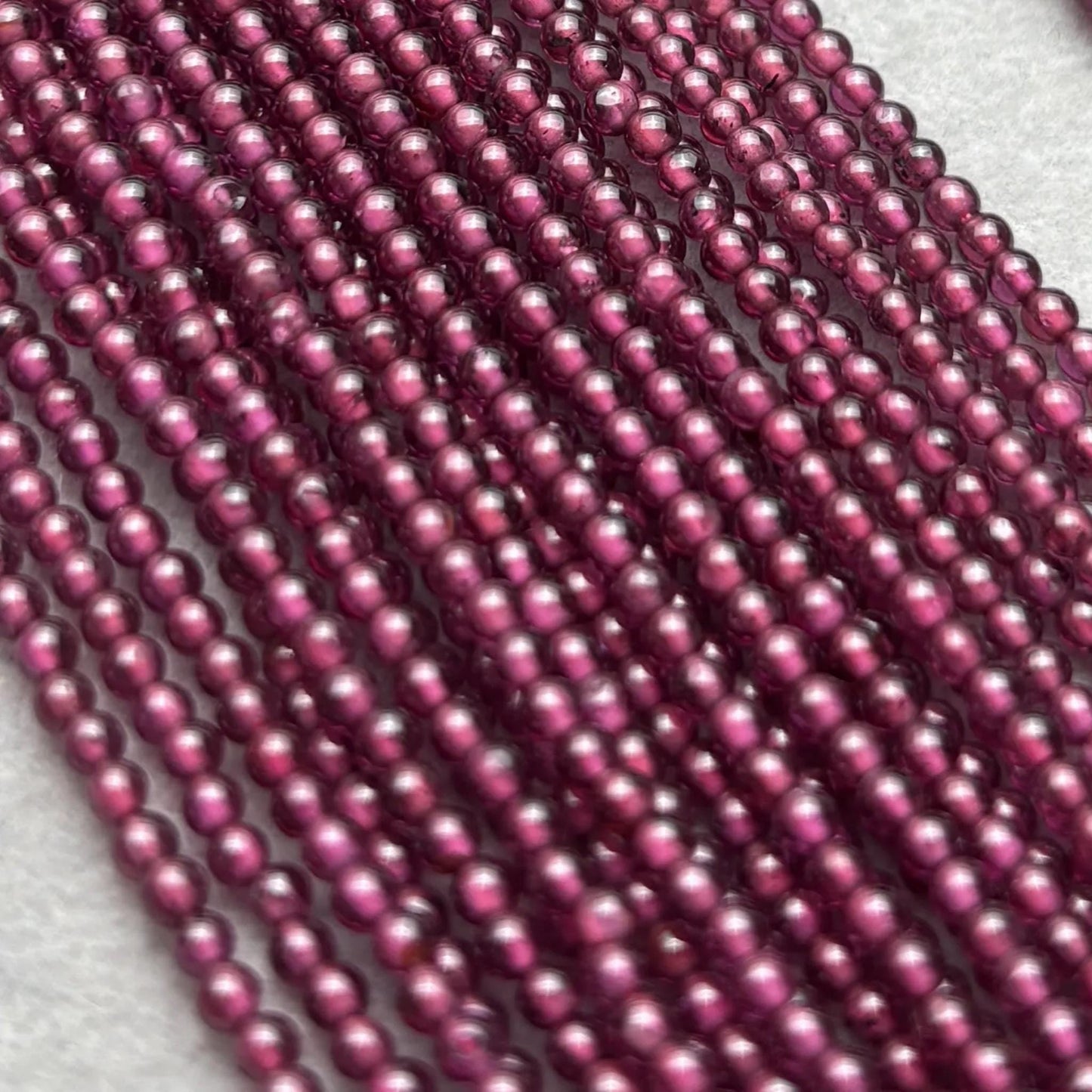 Natürliche Rhodolith Granat Perlen rund glatt Mikroperlen Edelsteinstrang für DIY Armbänder Halsketten Schmuckdesign 2mm 38cm