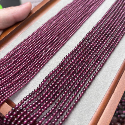 Natürliche Rhodolith Granat Perlen rund glatt Mikroperlen Edelsteinstrang für DIY Armbänder Halsketten Schmuckdesign 2mm 38cm
