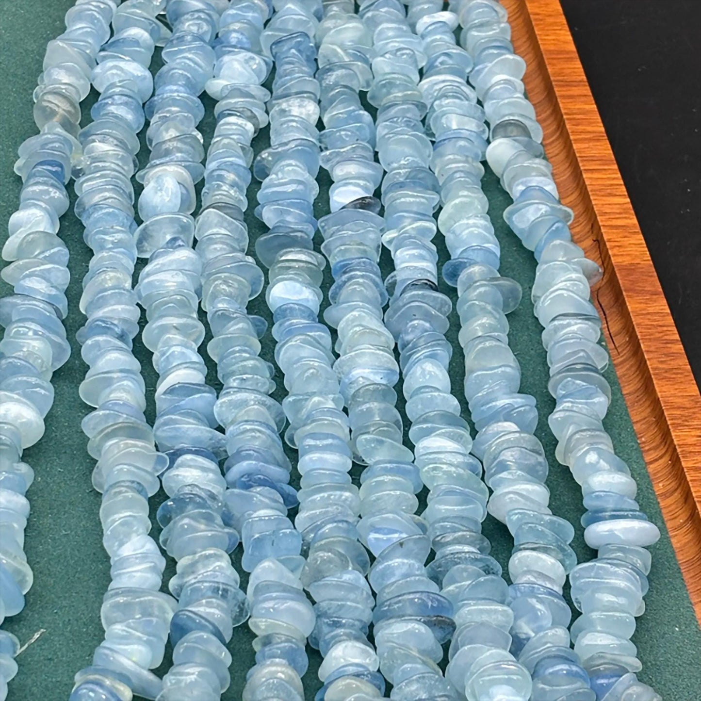 Aquamarinblaue Splitterperlen – Polierte unregelmäßige Kristallchips für DIY Schmuck, Armbänder & Halsketten
