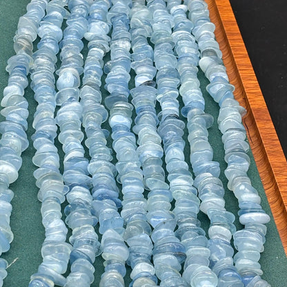 Aquamarinblaue Splitterperlen – Polierte unregelmäßige Kristallchips für DIY Schmuck, Armbänder & Halsketten