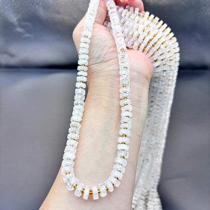 Natürliche weiße Quarz Heishi-Perlen mit goldenen Abstandshaltern – Kristallscheiben für DIY Schmuck, Halsketten & Armbänder
