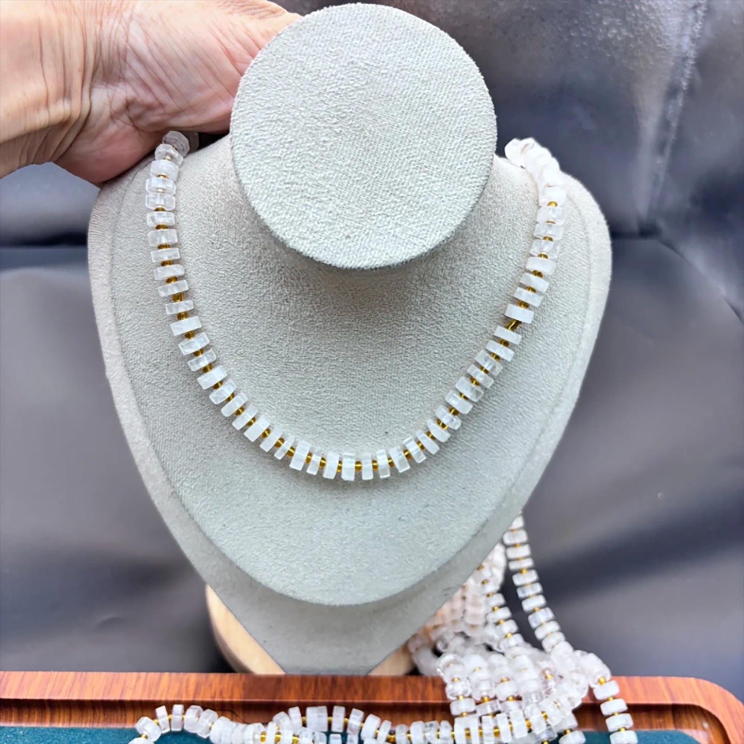 Natürliche weiße Quarz Heishi-Perlen mit goldenen Abstandshaltern – Kristallscheiben für DIY Schmuck, Halsketten & Armbänder