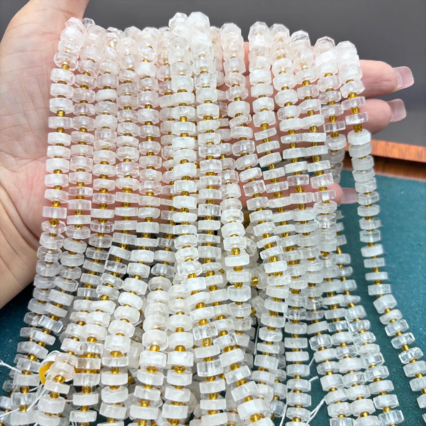 Natürliche weiße Quarz Heishi-Perlen mit goldenen Abstandshaltern – Kristallscheiben für DIY Schmuck, Halsketten & Armbänder
