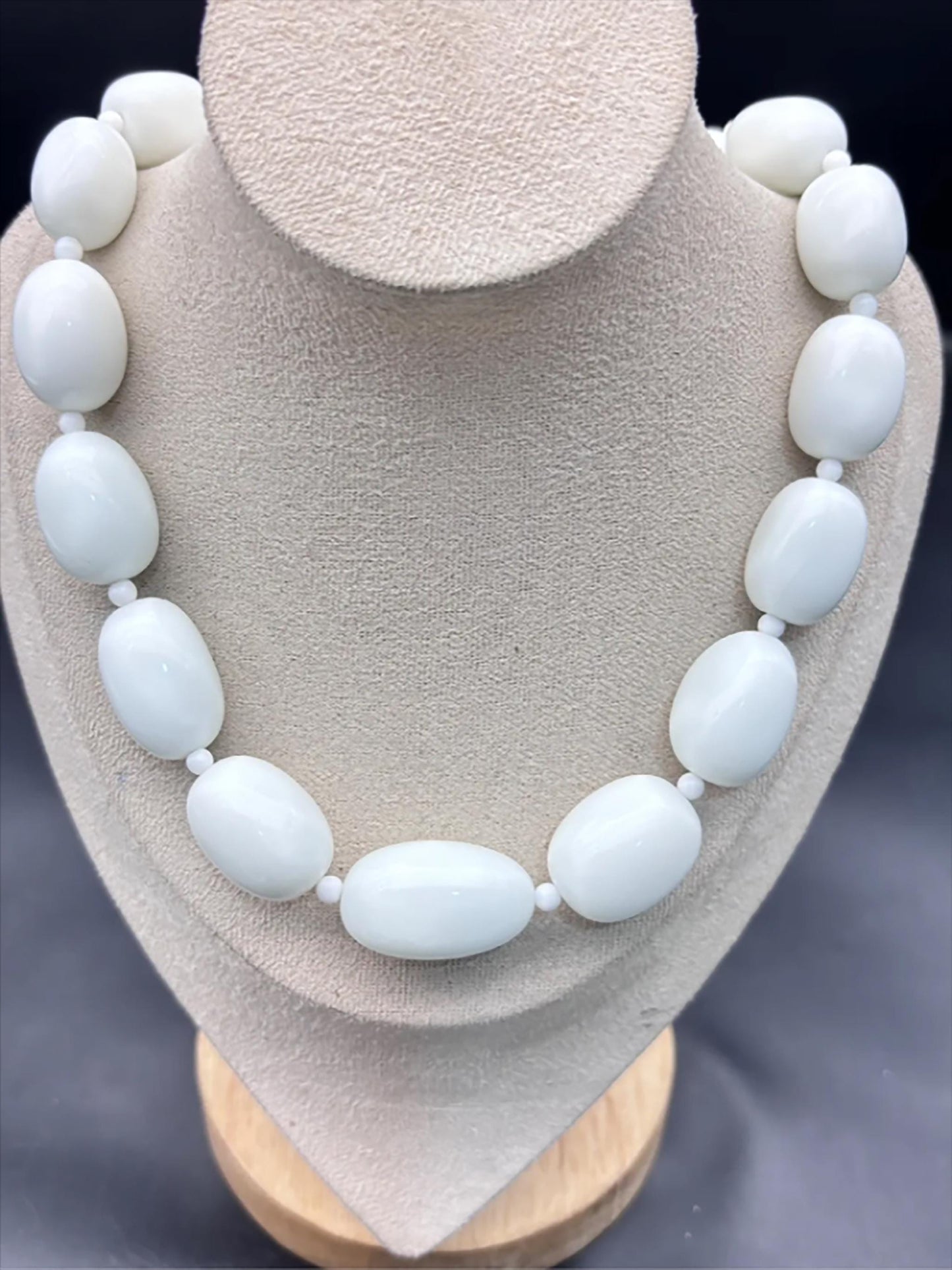 Weiße ovale Schmuckperlenkette – Glänzende Keramikoptik-Perlen, Statement-Halskette mit Verschluss, 50cm DIY Schmuckzubehör