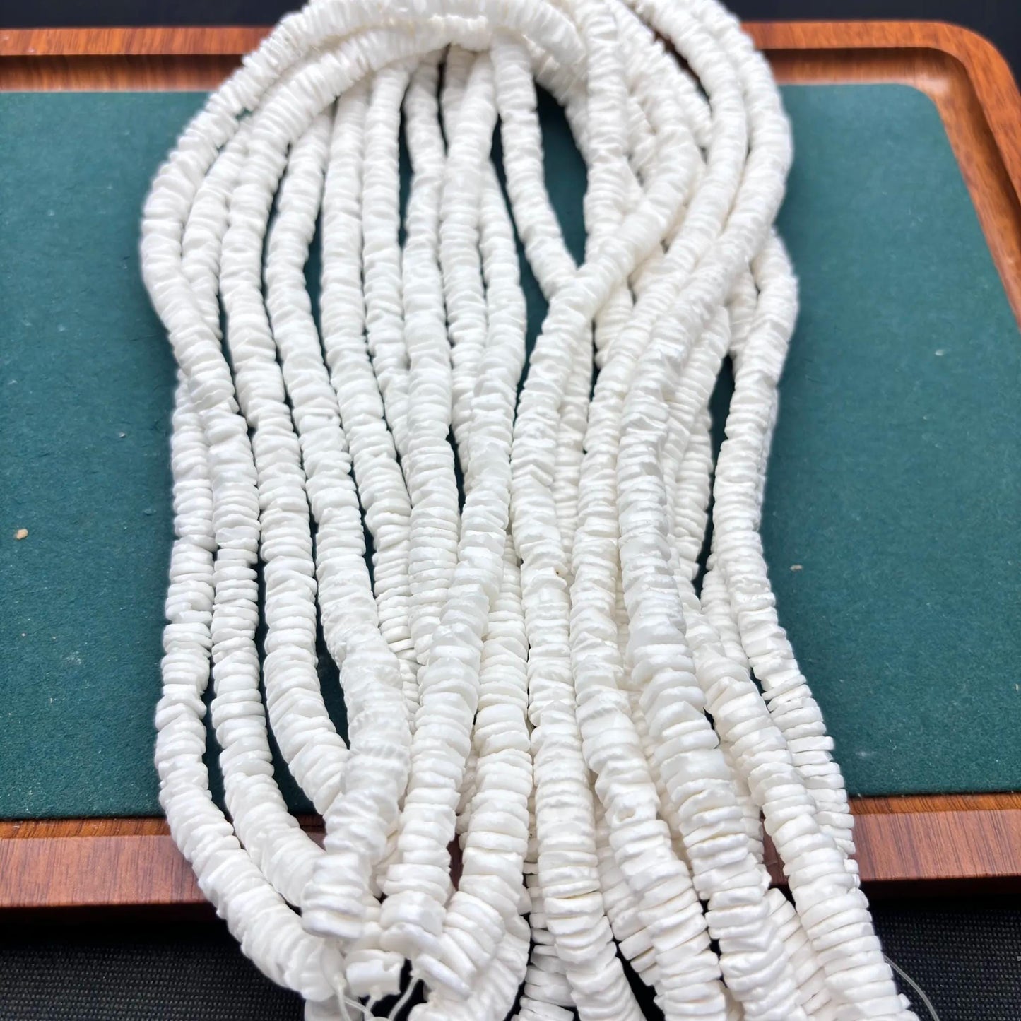 Natürliche weiße Muschelperlen – Unregelmäßige flache Scheiben für DIY-Schmuck, Boho-Spacer, ca. 60cm Strang, Strandstil Heishi Perlen