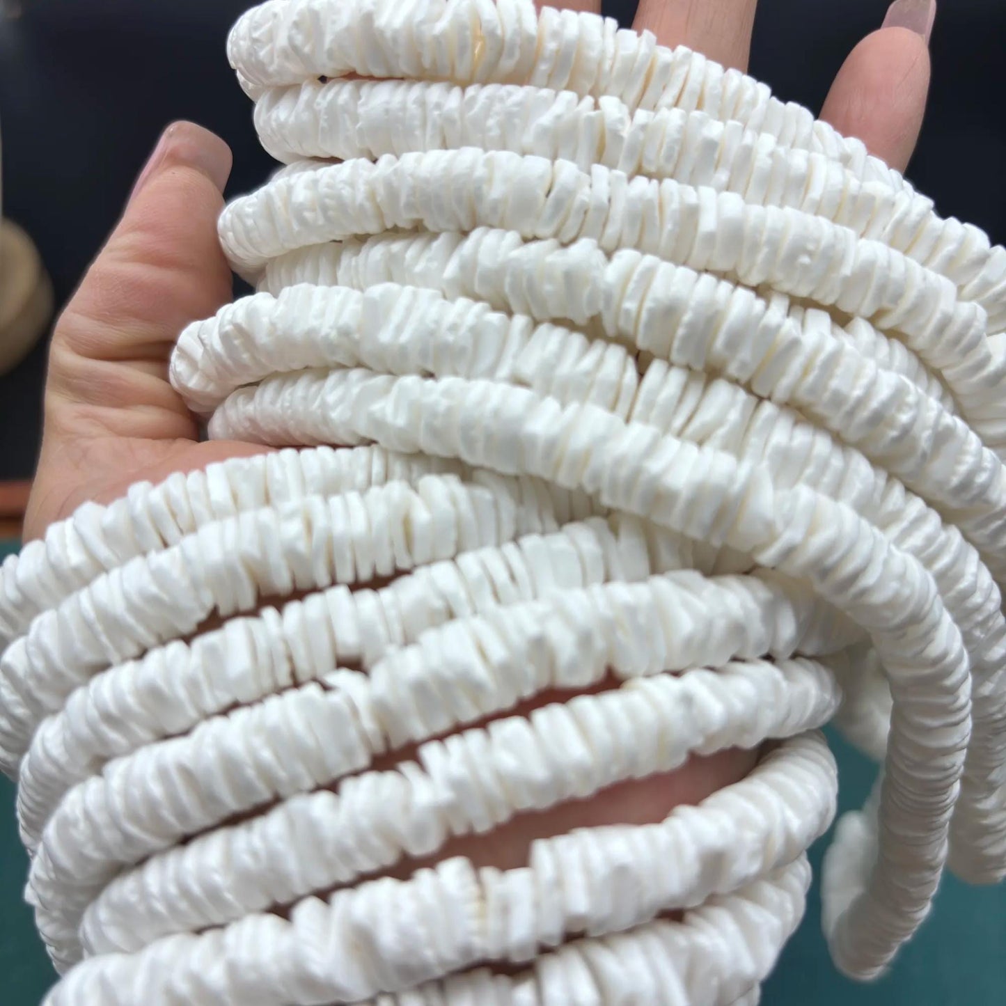 Natürliche weiße Muschelperlen – Unregelmäßige flache Scheiben für DIY-Schmuck, Boho-Spacer, ca. 60cm Strang, Strandstil Heishi Perlen