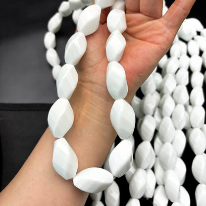 Natürliche weiße Achat Perlen, große facettierte ovale Edelsteine mit Mittelbohrung, polierter Strang für DIY Schmuckherstellung