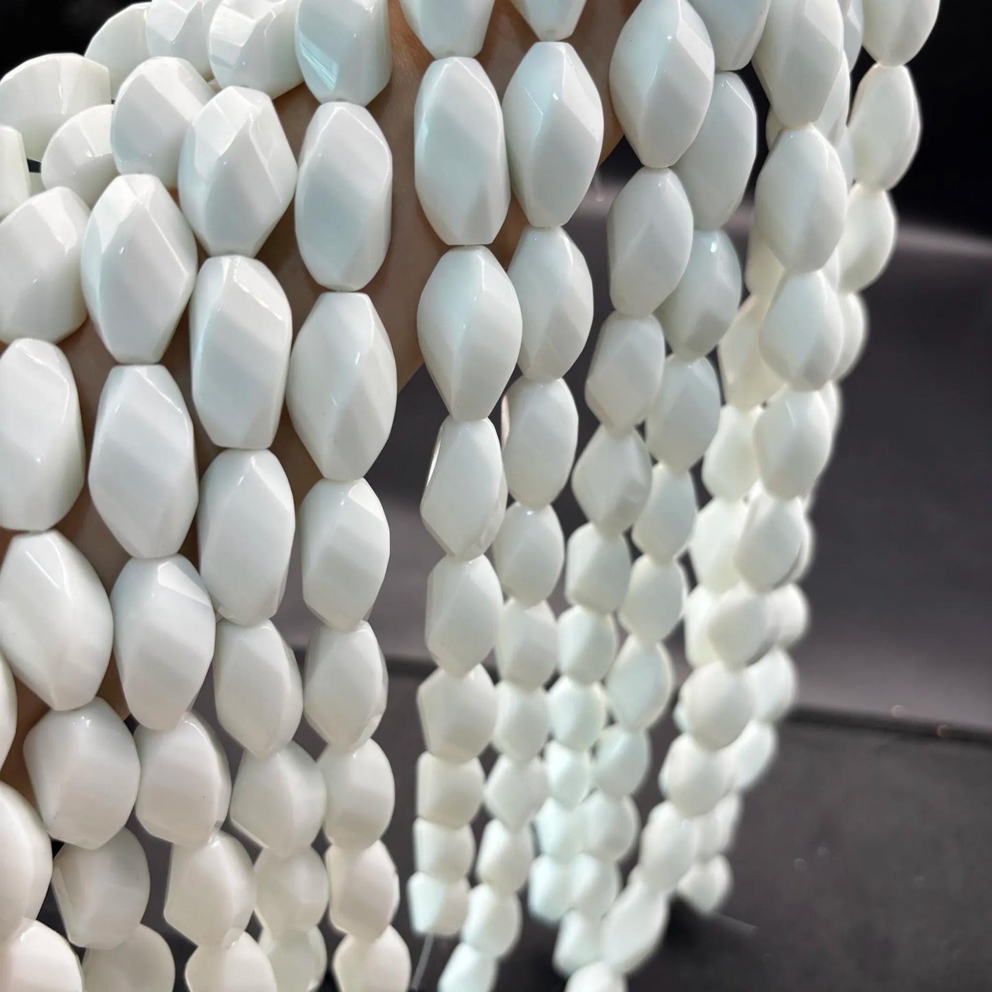 Natürliche weiße Achat Perlen, große facettierte ovale Edelsteine mit Mittelbohrung, polierter Strang für DIY Schmuckherstellung