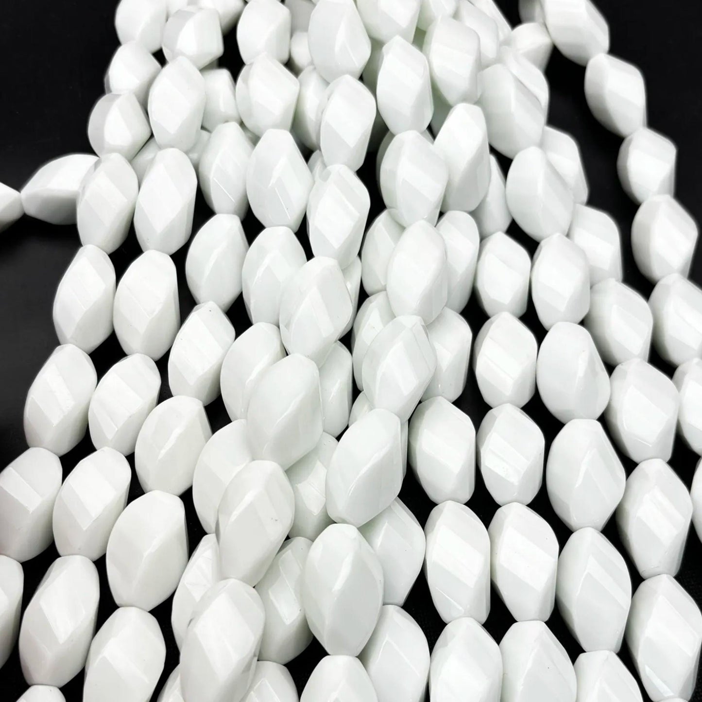 Natürliche weiße Achat Perlen, große facettierte ovale Edelsteine mit Mittelbohrung, polierter Strang für DIY Schmuckherstellung