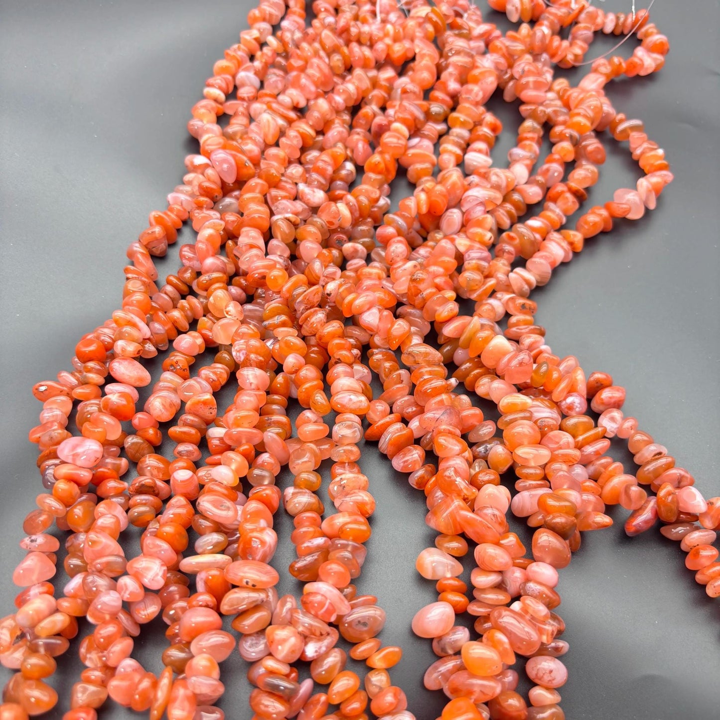 Gefärbte rote Achat Nuggets, polierte 10mm Splitterperlen mit Mittelbohrung, 80cm Edelsteinstrang für DIY Schmuckherstellung