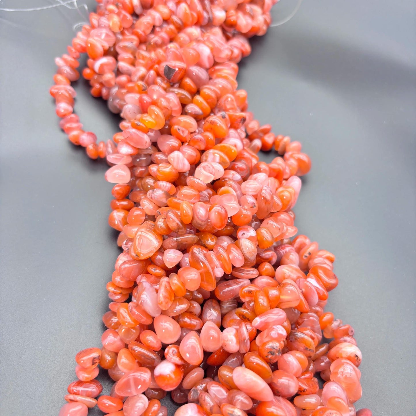 Gefärbte rote Achat Nuggets, polierte 10mm Splitterperlen mit Mittelbohrung, 80cm Edelsteinstrang für DIY Schmuckherstellung