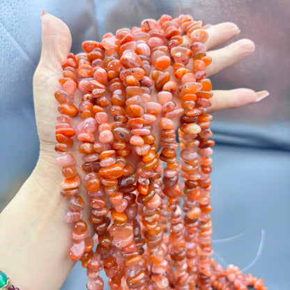 Gefärbte rote Achat Nuggets, polierte 10mm Splitterperlen mit Mittelbohrung, 80cm Edelsteinstrang für DIY Schmuckherstellung