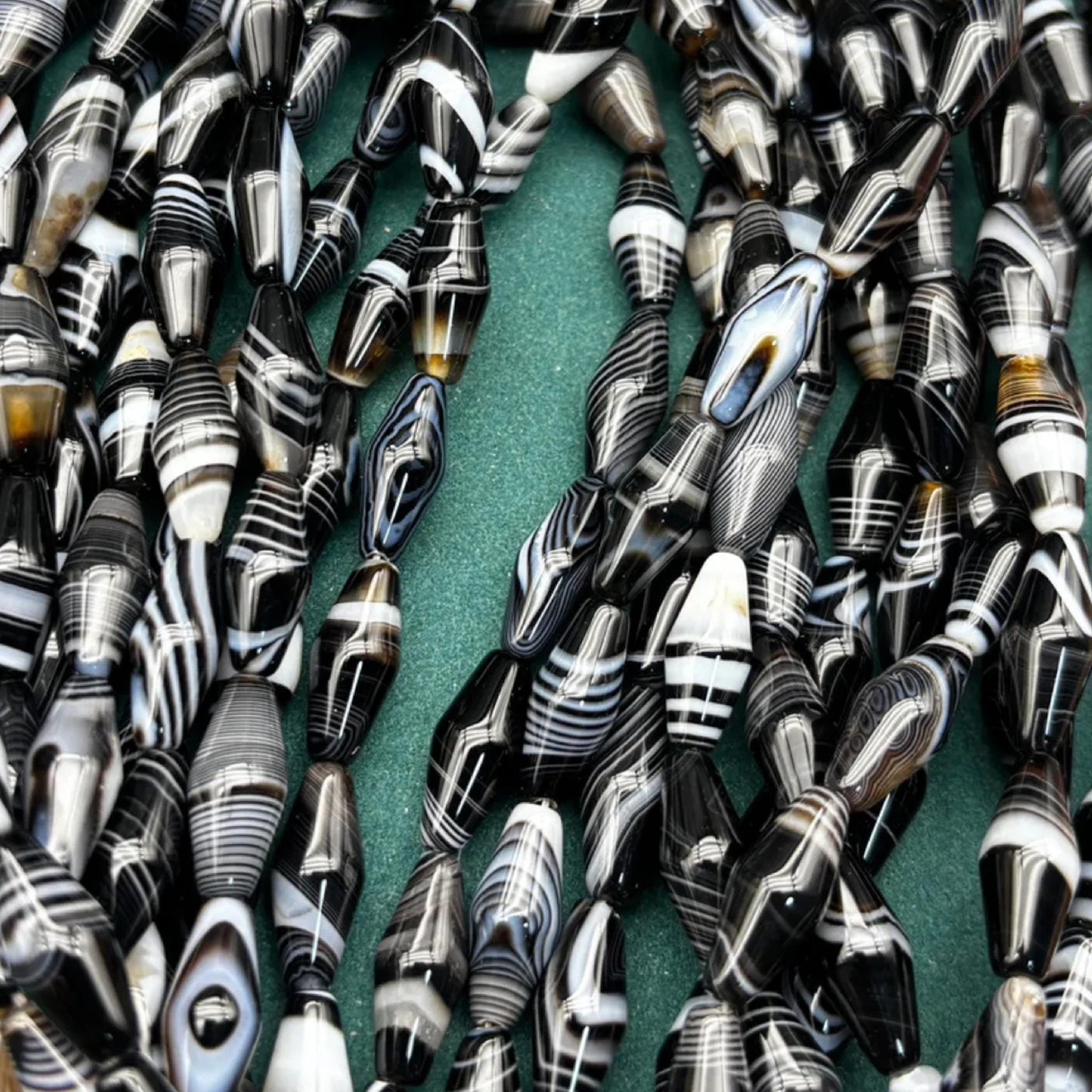 Polierte schwarze Achat Tropfenperlen mit weißen Streifen, konische Natursteine mit Mittelbohrung für DIY Schmuck und Statement Designs