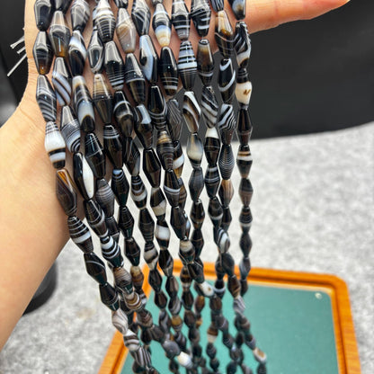 Polierte schwarze Achat Tropfenperlen mit weißen Streifen, konische Natursteine mit Mittelbohrung für DIY Schmuck und Statement Designs