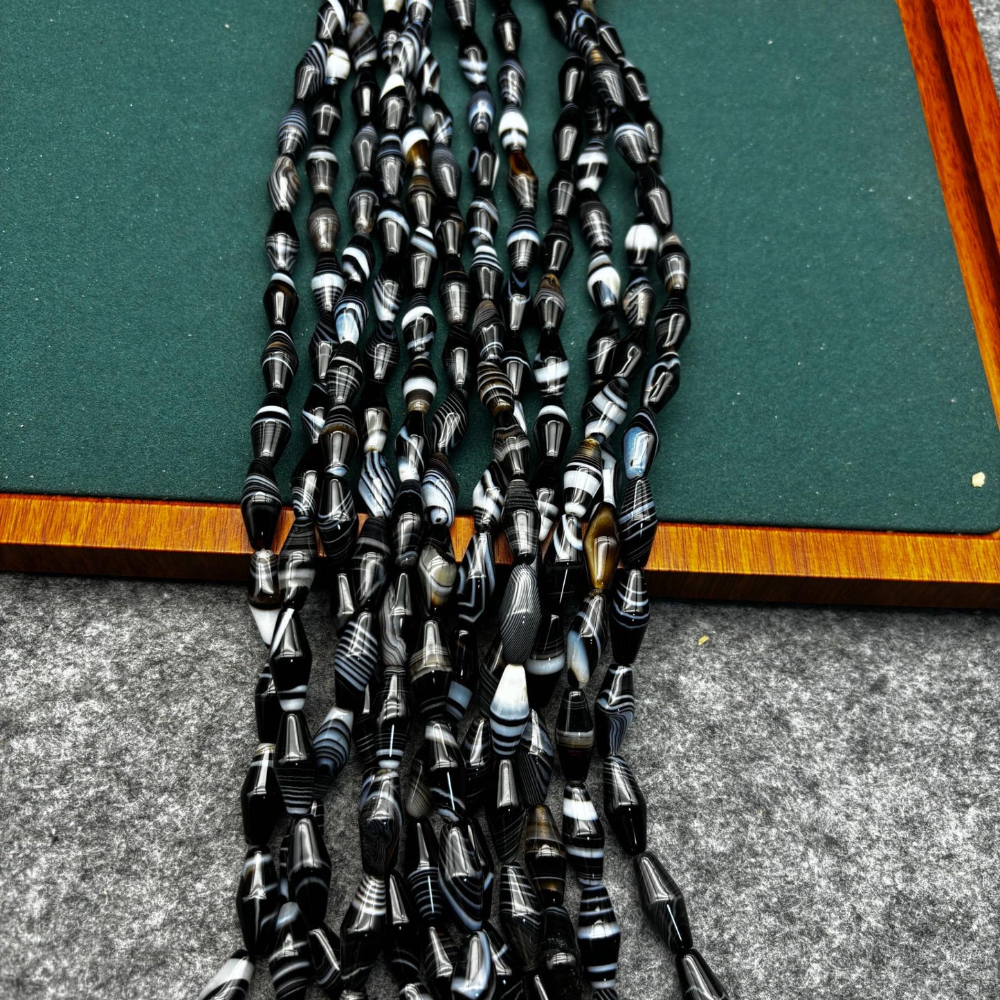 Polierte schwarze Achat Tropfenperlen mit weißen Streifen, konische Natursteine mit Mittelbohrung für DIY Schmuck und Statement Designs