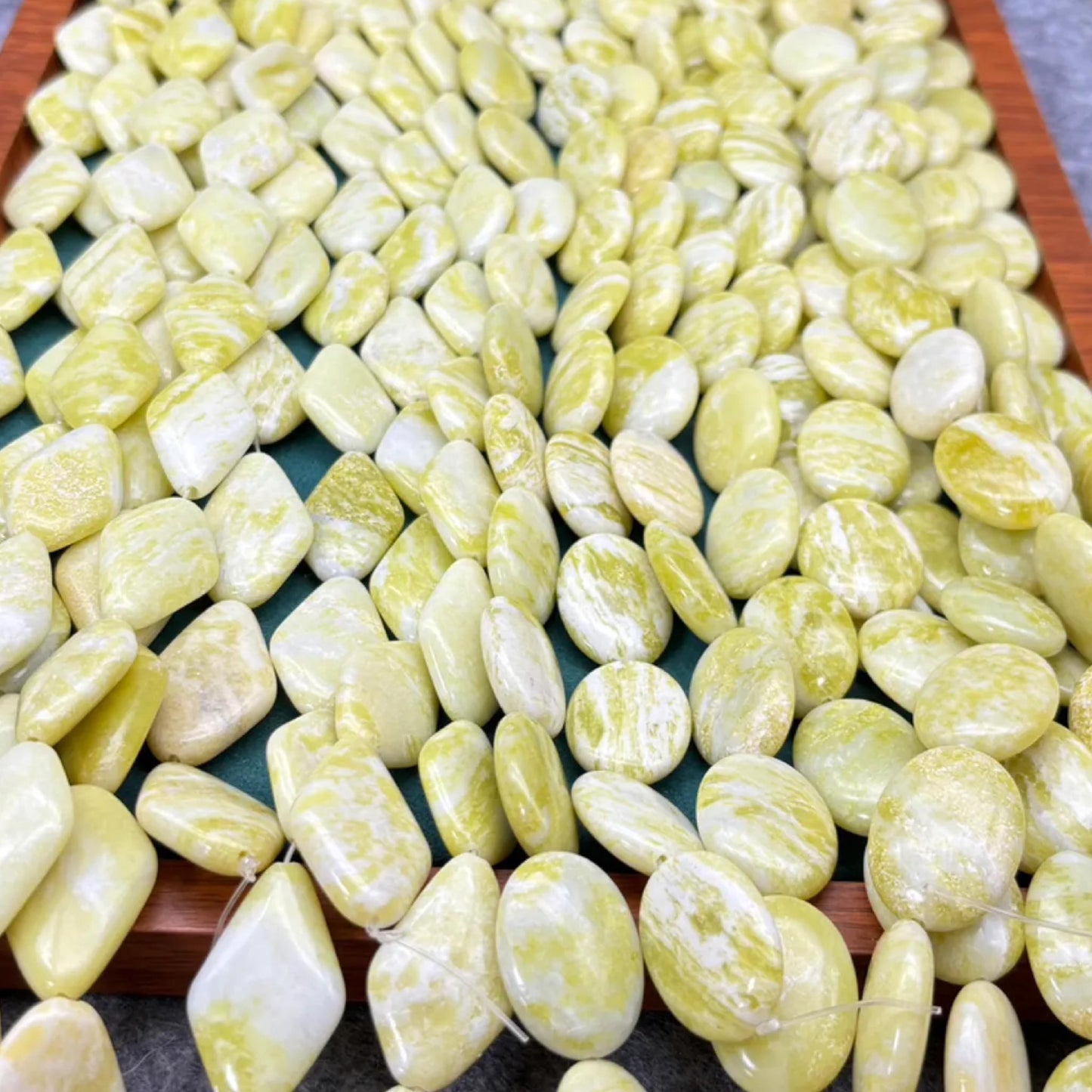Lemon Jade Edelsteinperlen, polierte Natursteine in Rhombus oder Oval Nugget Form mit Mittelbohrung für DIY Halsketten und Boho Schmuck