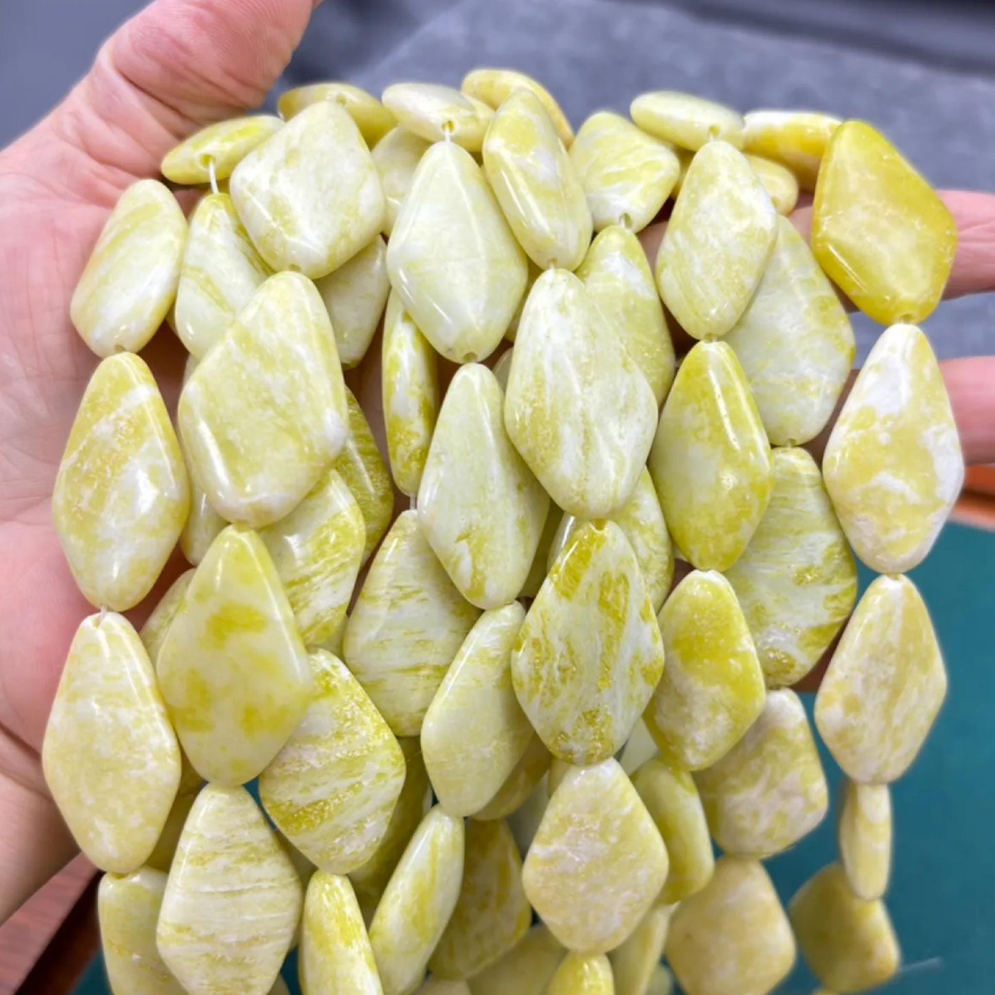 Lemon Jade Edelsteinperlen, polierte Natursteine in Rhombus oder Oval Nugget Form mit Mittelbohrung für DIY Halsketten und Boho Schmuck