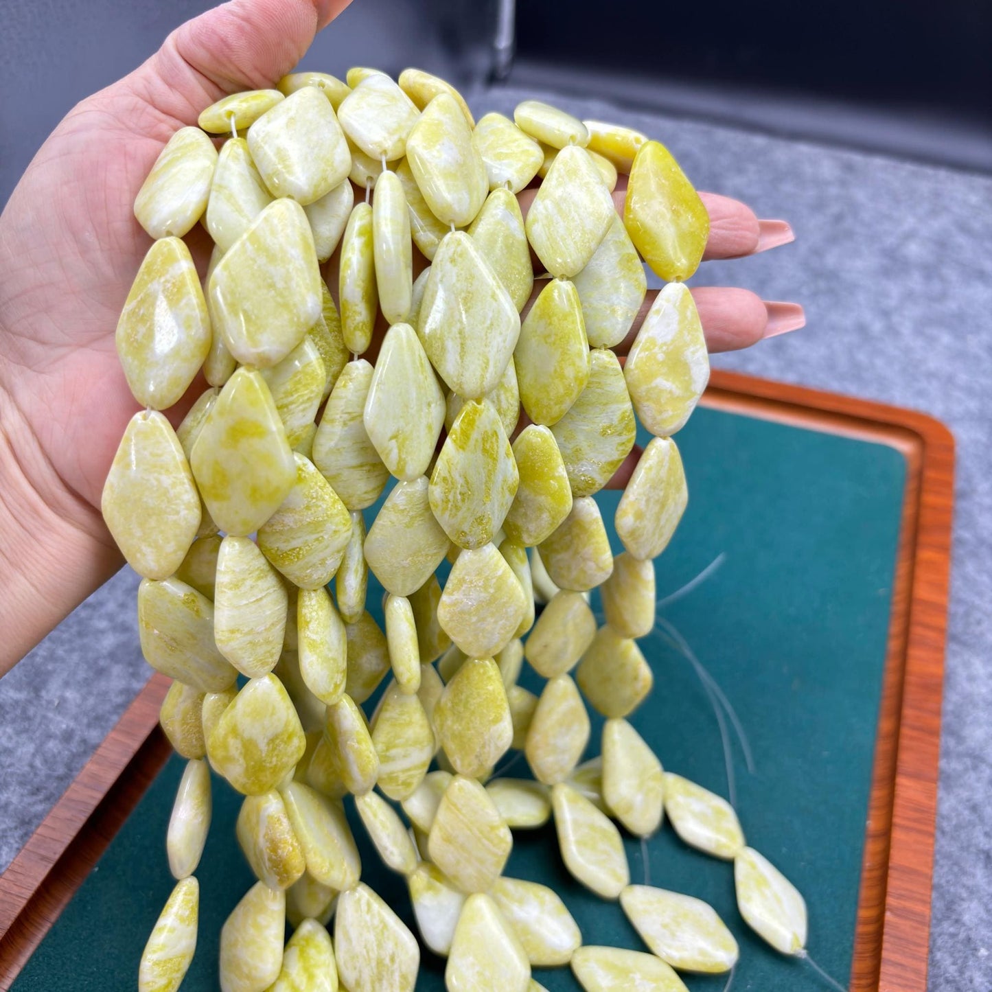 Lemon Jade Edelsteinperlen, polierte Natursteine in Rhombus oder Oval Nugget Form mit Mittelbohrung für DIY Halsketten und Boho Schmuck