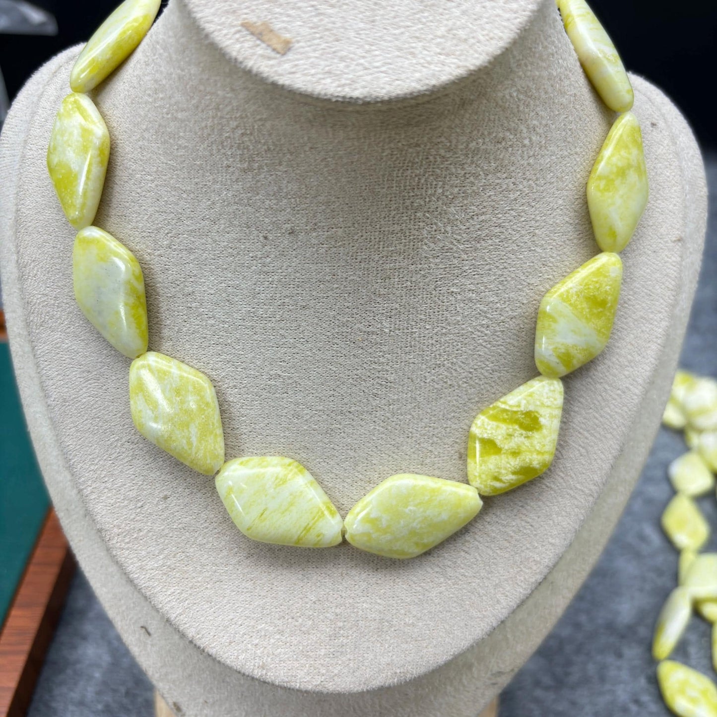 Lemon Jade Edelsteinperlen, polierte Natursteine in Rhombus oder Oval Nugget Form mit Mittelbohrung für DIY Halsketten und Boho Schmuck