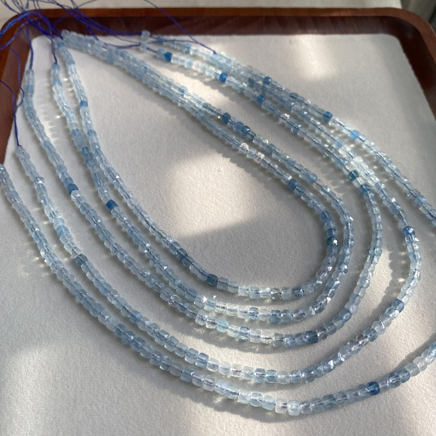 Facettierte Aquamarin Rondelle Perlen für DIY Schmuckherstellung, Hellblaue Edelstein Spacer Perlenstränge im Boho Stil handgefertigt