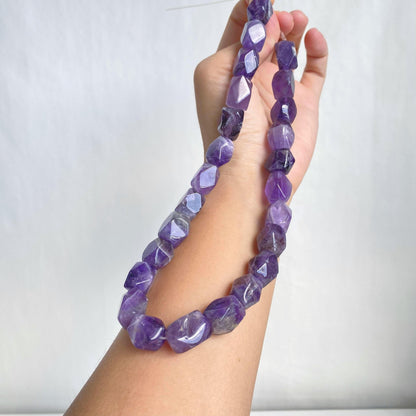 Natürliche Amethyst Edelsteinperlen für DIY Schmuck, Facettierte Chunky Nugget Form, Lila Kristallstrang für Armband oder Kette Basteln