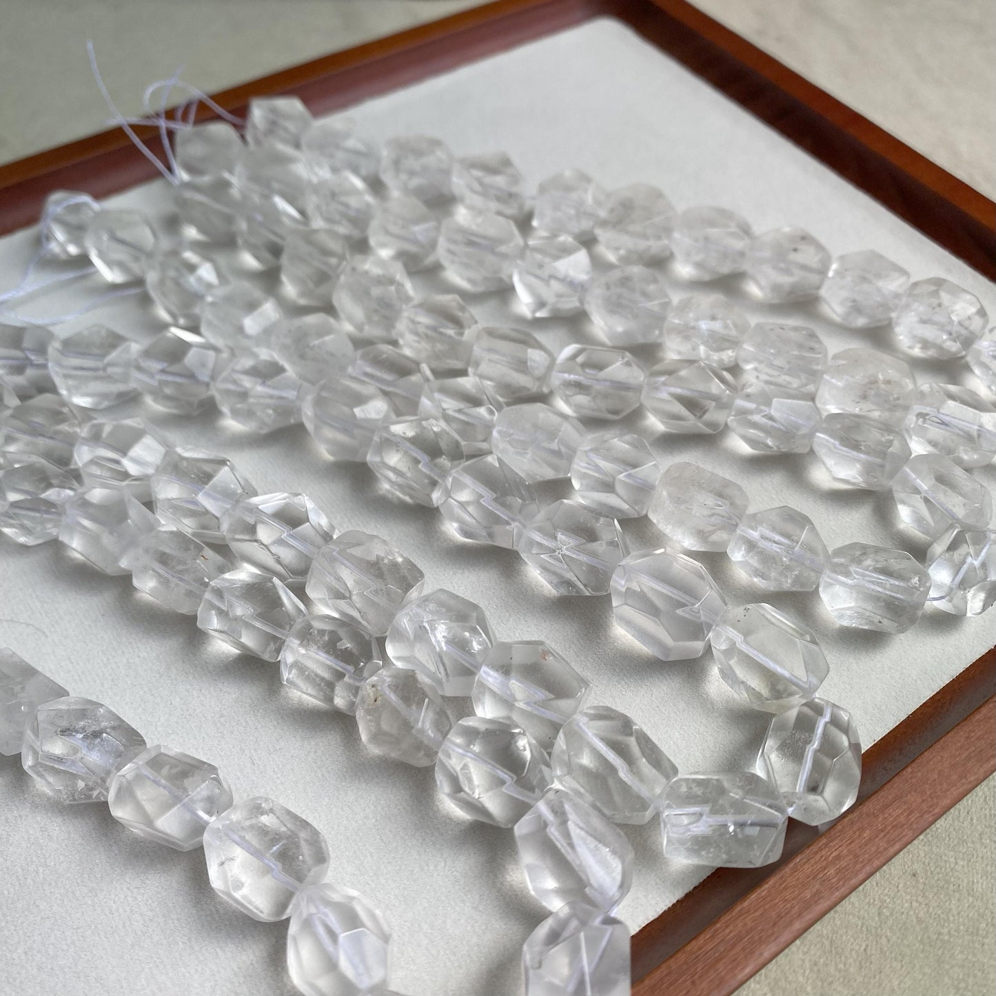 Facettierte klare Quarzperlen für DIY Schmuckherstellung, Naturstein Perlenstrang, Boho Bastelperlen für Armband oder Kette