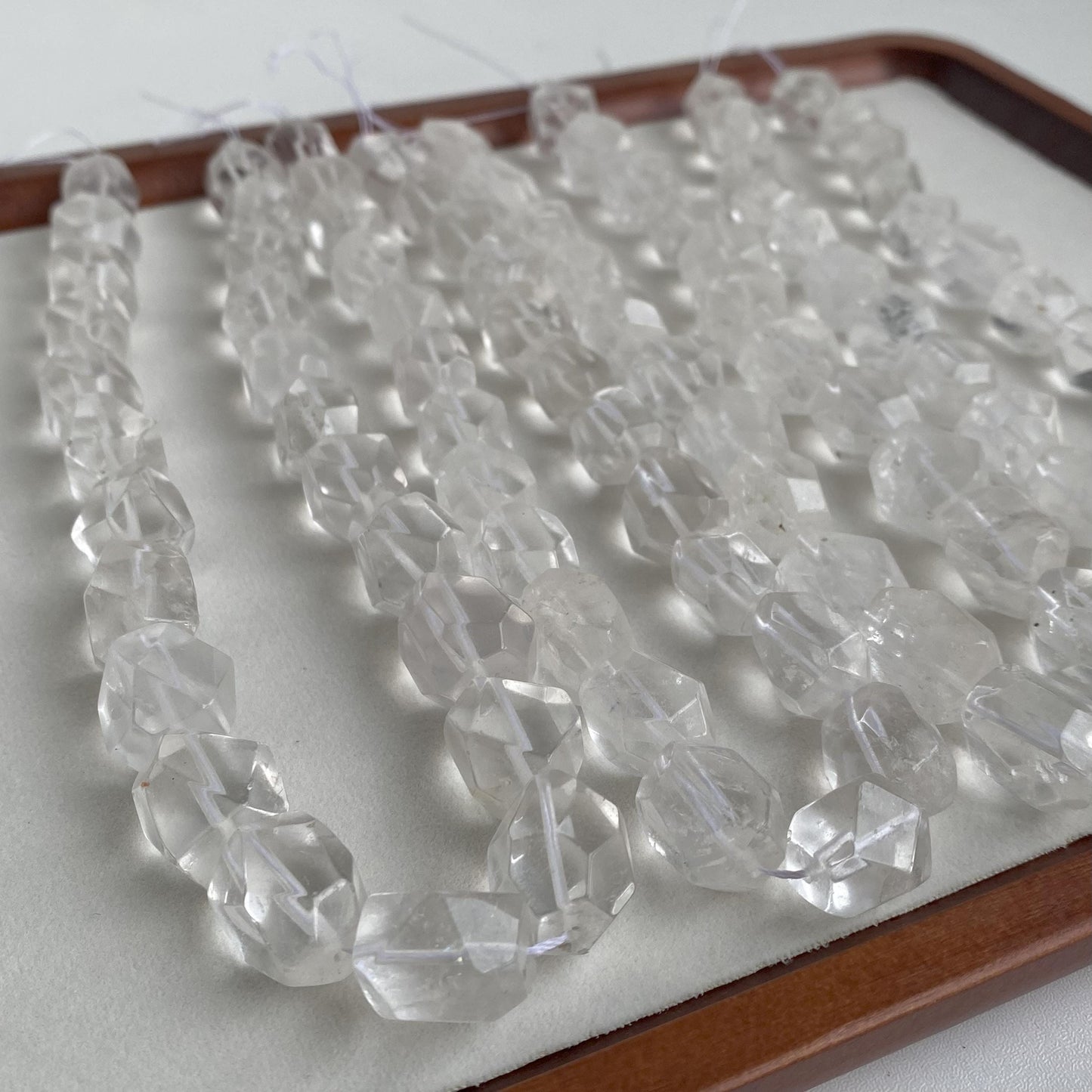 Facettierte klare Quarzperlen für DIY Schmuckherstellung, Naturstein Perlenstrang, Boho Bastelperlen für Armband oder Kette