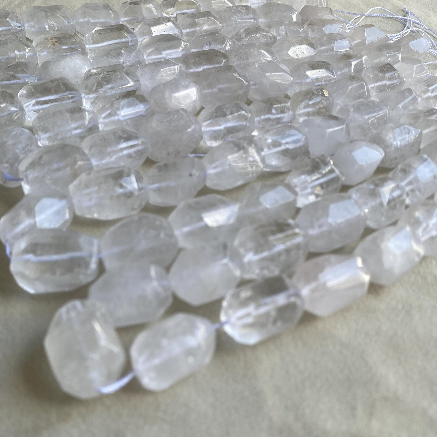 Facettierte Naturstein Perlen für Boho Schmuck DIY Projekte, Klarer Kristall für Heilstein Armband Kette Basteln 40cm Strang