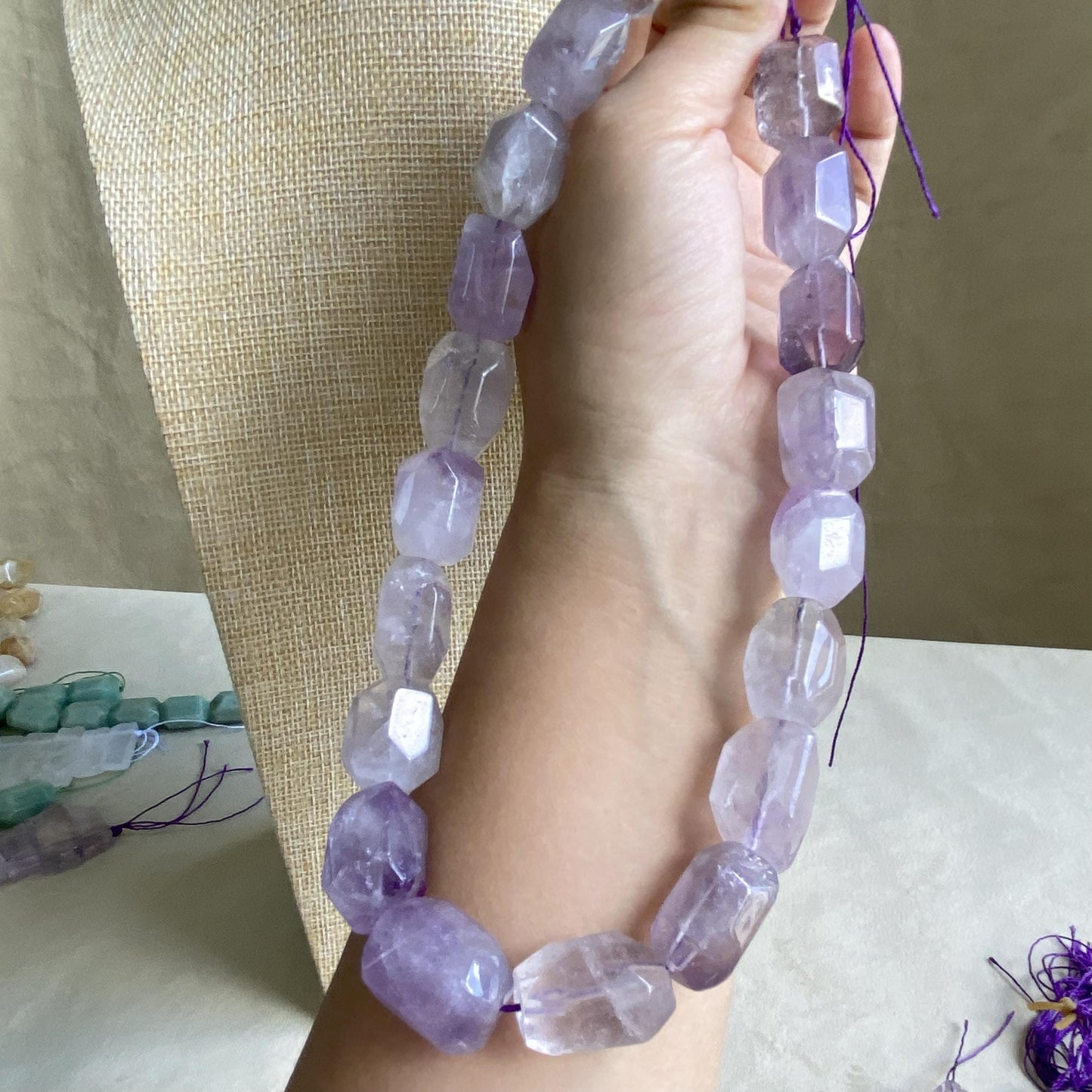 Natürliche Amethyst Perlen Nuggets, lila Kristall Steine für Schmuckherstellung, Boho DIY Bastelperlen, facettierte Edelsteine Strang