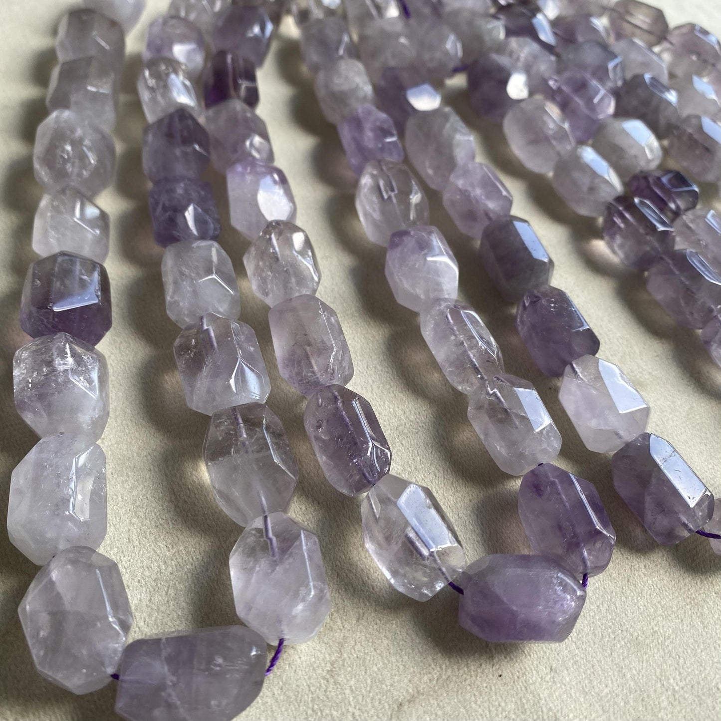 Natürliche Amethyst Perlen Nuggets, lila Kristall Steine für Schmuckherstellung, Boho DIY Bastelperlen, facettierte Edelsteine Strang