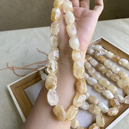 Natürliche Citrin Nuggets Perlen, gelbe Kristall Edelstein Strang für Schmuckherstellung, Boho DIY Bastelperlen, facettierte Heilsteine
