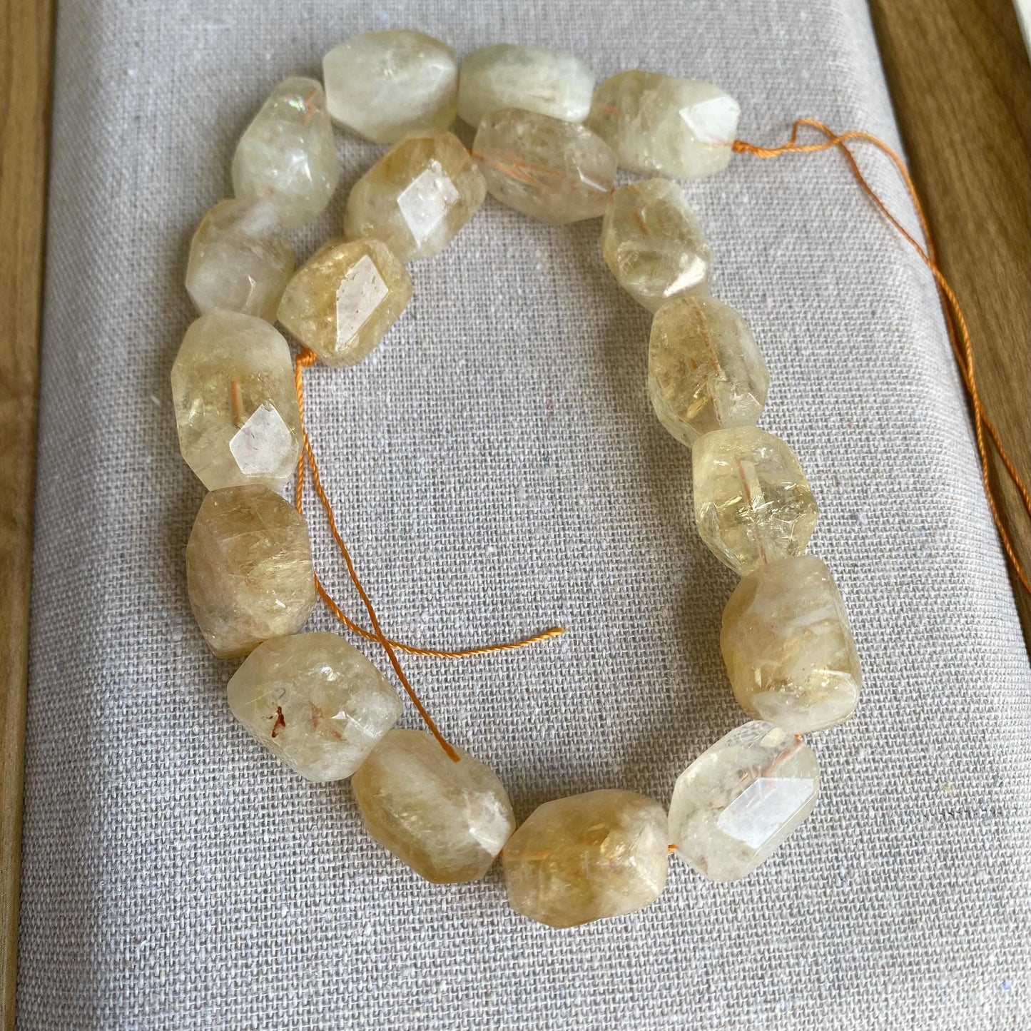 Natürliche Citrin Nuggets Perlen, gelbe Kristall Edelstein Strang für Schmuckherstellung, Boho DIY Bastelperlen, facettierte Heilsteine