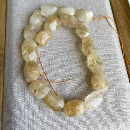 Natürliche Citrin Nuggets Perlen, gelbe Kristall Edelstein Strang für Schmuckherstellung, Boho DIY Bastelperlen, facettierte Heilsteine